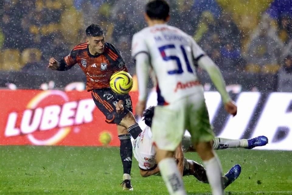 Tigres se mostró con más claridad frente al arco de Chivas en el segundo tiempo.