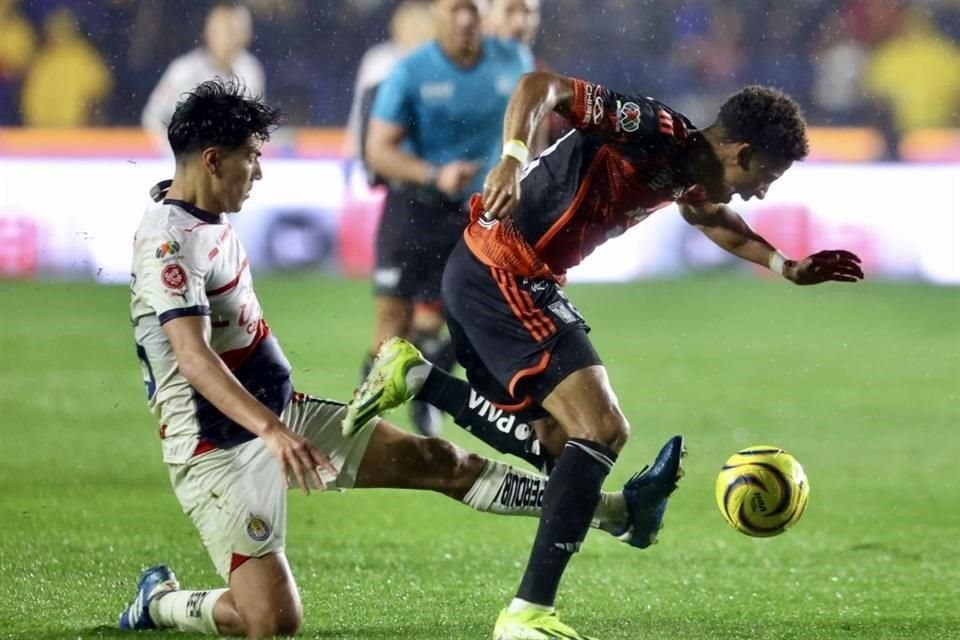 Tigres se mostró con más claridad frente al arco de Chivas en el segundo tiempo.