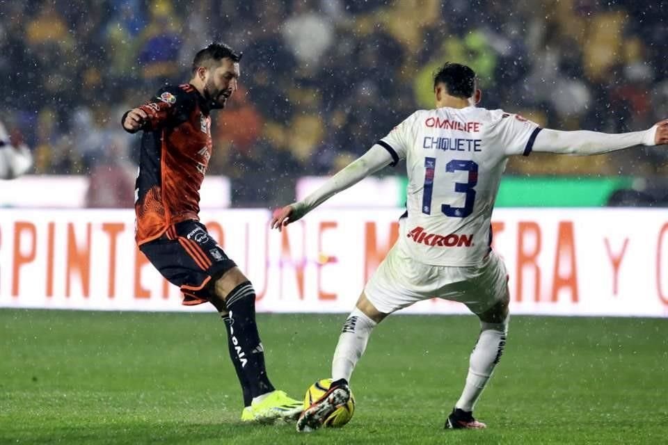 Tigres se mostró con más claridad frente al arco de Chivas en el segundo tiempo.