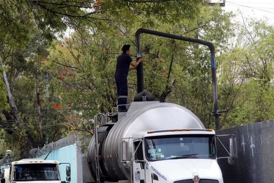González apuntó que el Sistema de Aguas de la Ciudad de México (Sacmex) les adelantó que la falta de disposición de agua continuará. 
