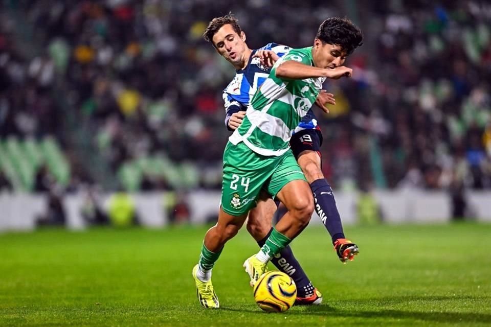 El atacante mexicano condujo sin marca desde tres cuartas partes de cancha y disparó de zurda pegada al poste, para el 2-0.