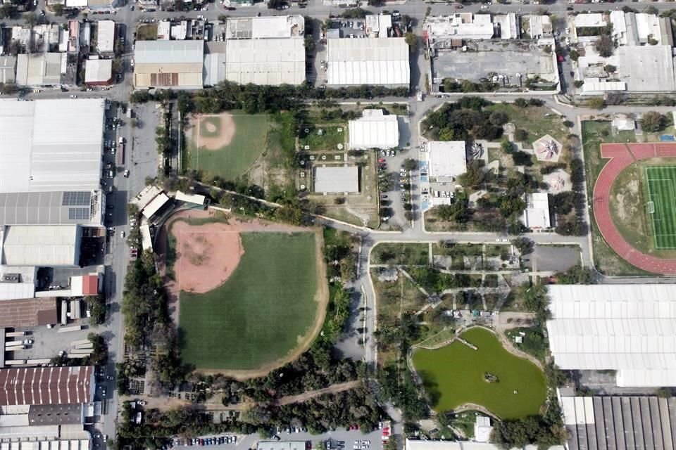 El espacio deportivo tiene zonas en el abandono, tanto de la infraestructura como de las áreas verdes.