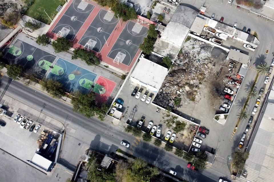 Montones de basura y de otros desechos están a la vista de quienes acuden a ejercitarse en el lugar.
