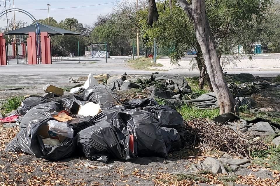Montones de basura y de otros desechos están a la vista de quienes acuden a ejercitarse en el lugar.