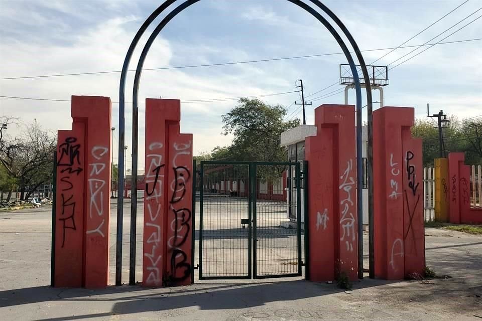Montones de basura y de otros desechos están a la vista de quienes acuden a ejercitarse en el lugar.