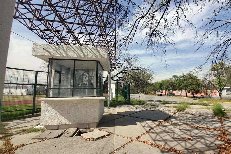 Montones de basura y de otros desechos están a la vista de quienes acuden a ejercitarse en el lugar.