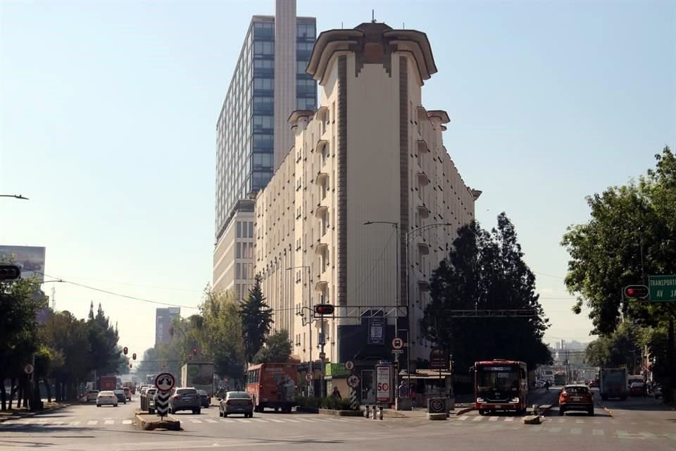 El libro de Guzmán Urbiola, repasa los conceptos del arquitecto Juan Segura detrás de proyectos como sus dos edificios icónicos en Tacubaya, el Ermita (foto) y el Isabel.