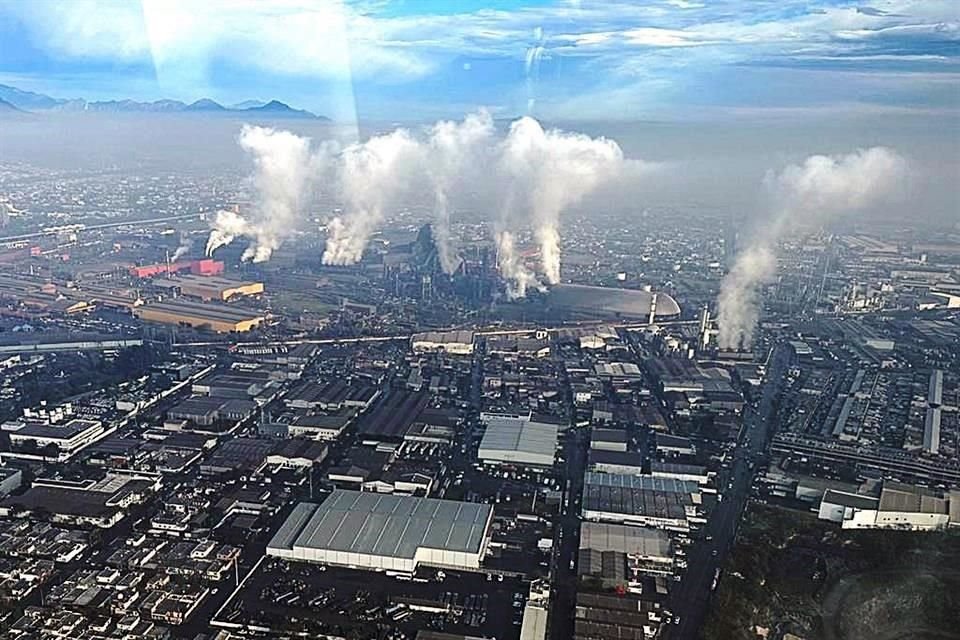 Ante reportes ayer por sus emisiones, Ternium respondió que era únicamente vapor de agua.