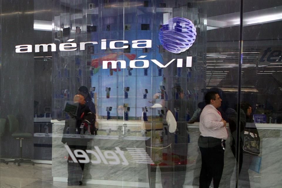 América Móvil, la joya del imperio de negocios del magnate mexicano Carlos Slim, reportó un beneficio neto de 18 mil 703 millones de pesos (914 millones de dólares) frente a los 13 mil 494 millones de pesos reportados entre enero y marzo de 2024. 