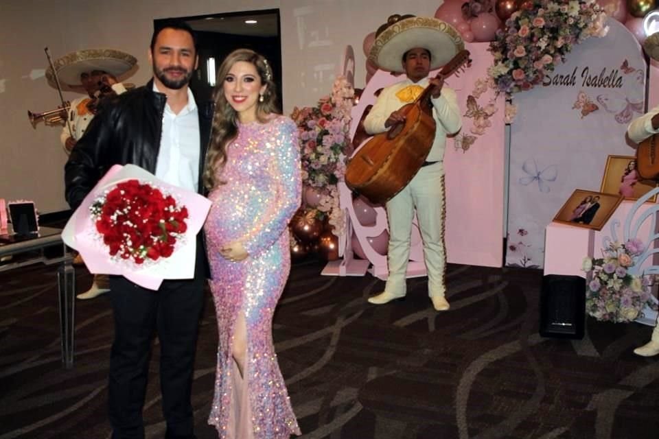 Su esposo Gaddiel Ventura la sorprendió con un ramo de rosas y mariachi.