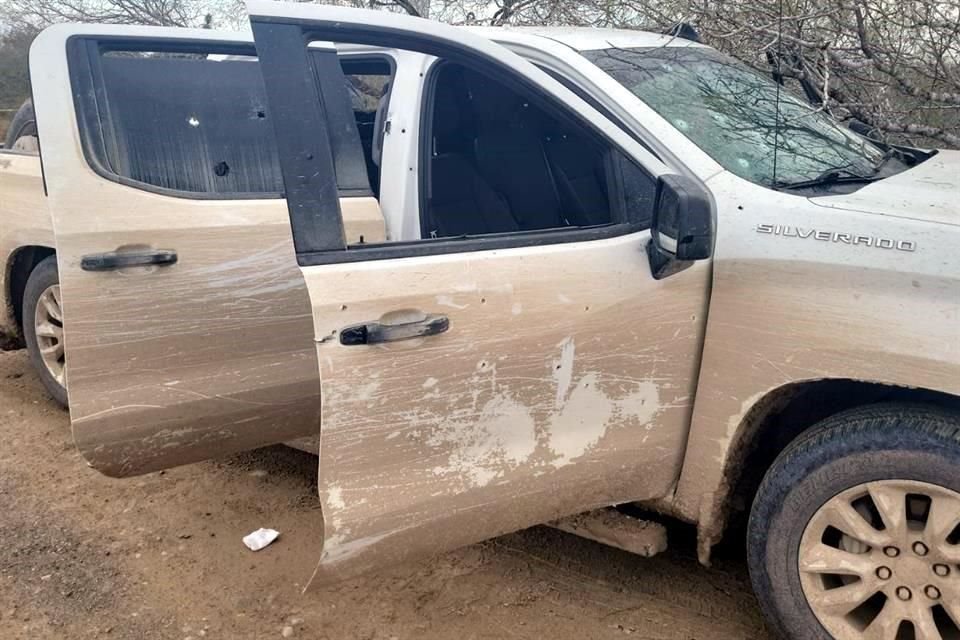 La víctima quedó dentro de una camioneta Chevrolet Silverado blanca.