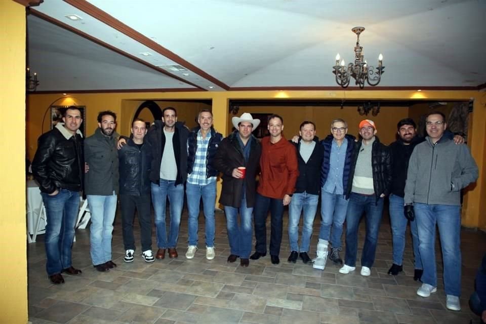 Jesús Perales y grupo de amigos