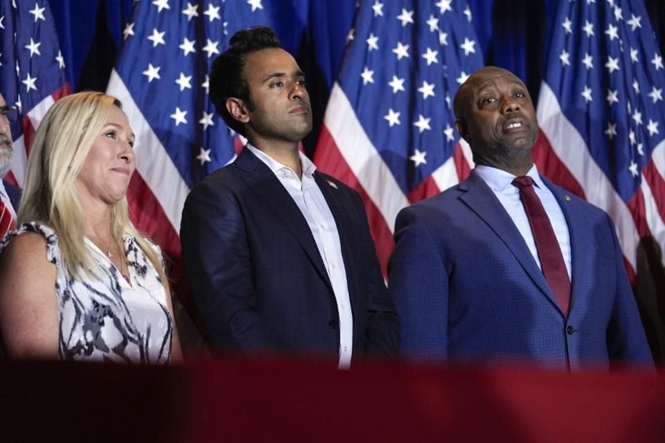 La representante Marjorie Taylor Greene, Vivek Ramaswamy y el senador Tim Scott, escuchan el discurso de Donald Trump tras su victoria en New Hampshire.