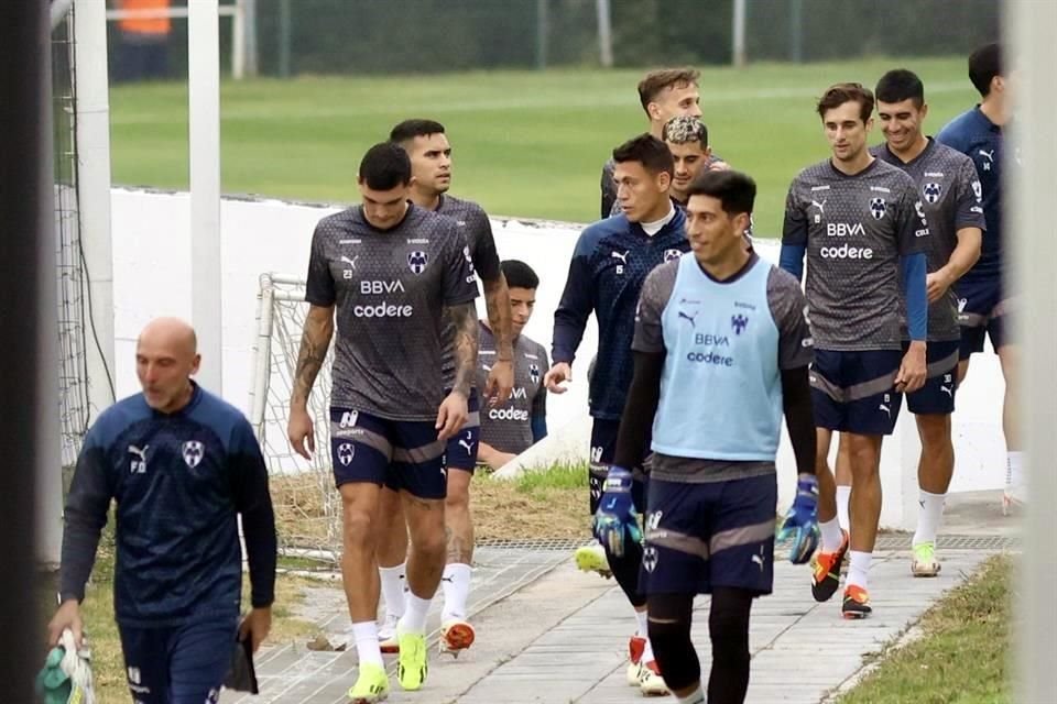 El técnico Fernando Ortiz le movió al once en el entrenamiento de ayer y dejaron juntos la cancha.