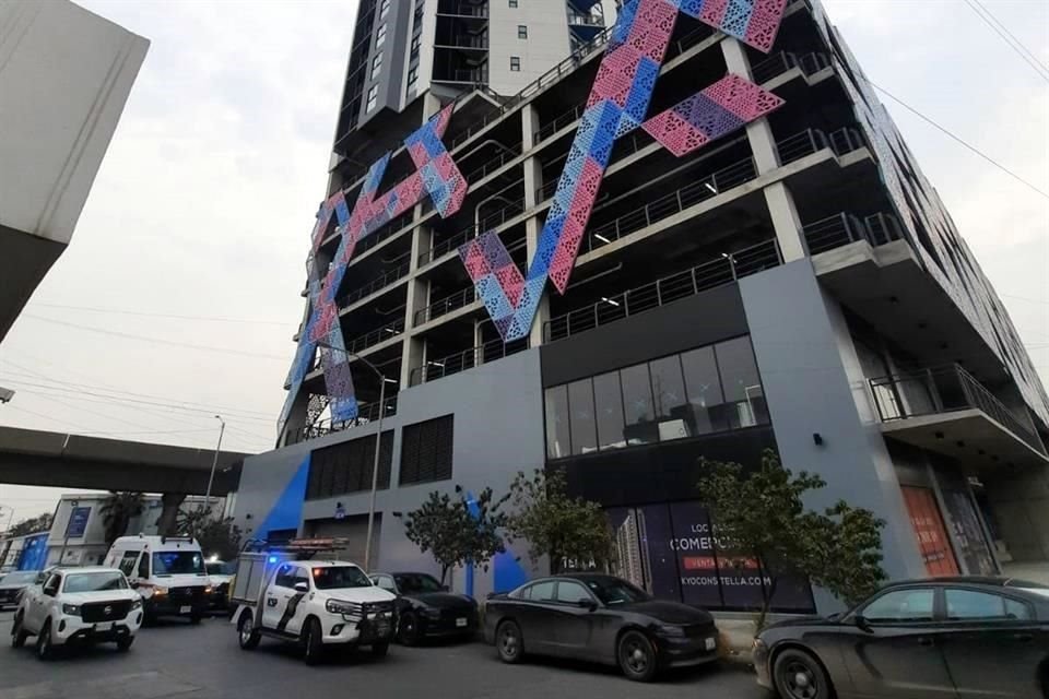 El hallazgo fue reportado alrededor de las 16:20 horas en el interior del edificio ubicado en Colón y Roble.