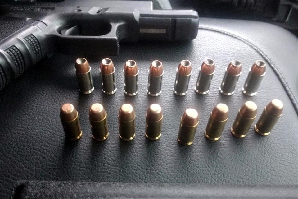 Dentro del auto autoridades hallaron la pistola escuadra calibre .40, con su cargador abastecido con 16 cartuchos.