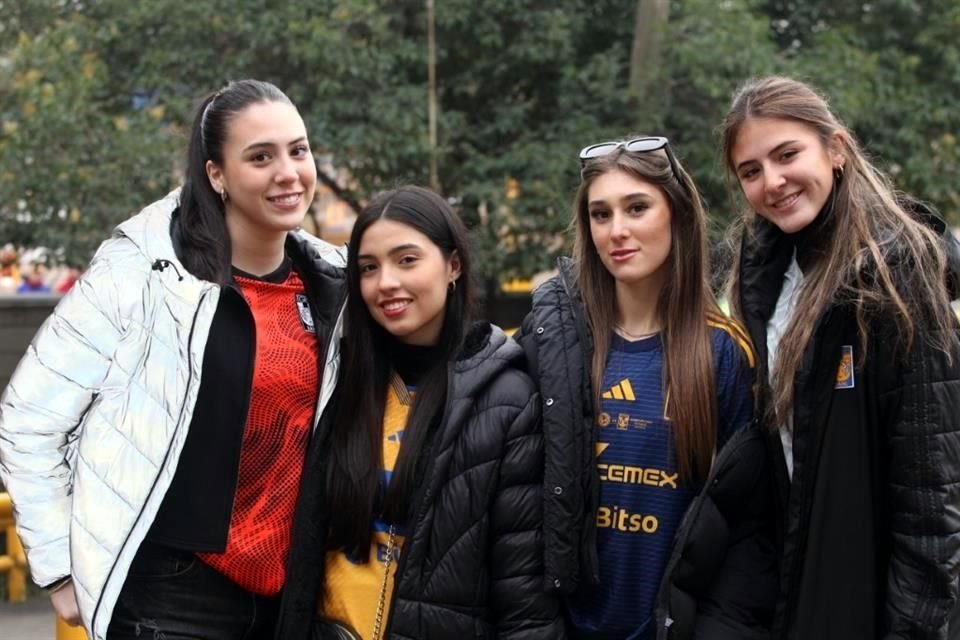 Ana Paula Medina, Aleca Treviño, Maria Angela Medina y Tatiana Flores