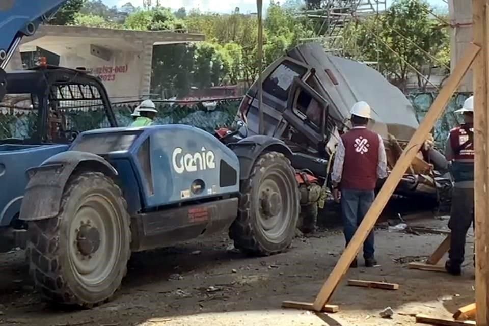 En el sitio, también fueron retirados los desechos de la camioneta destruida por la caída. 