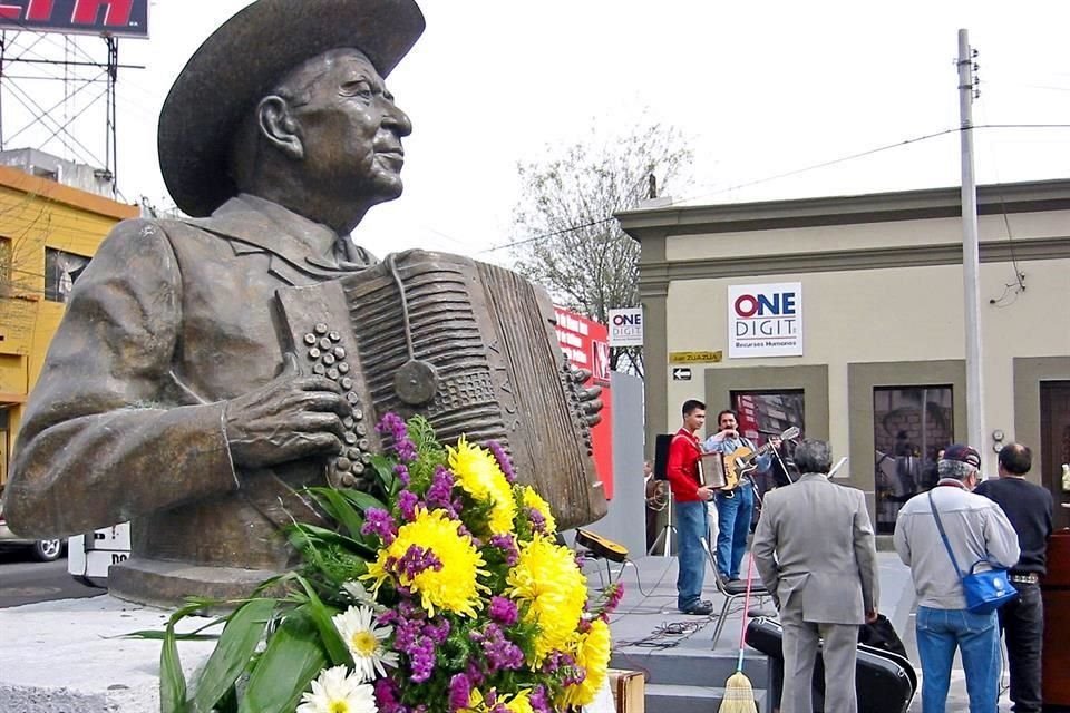 El busto está ubicado en el cruce de las calles Zuazua y Aramberri.