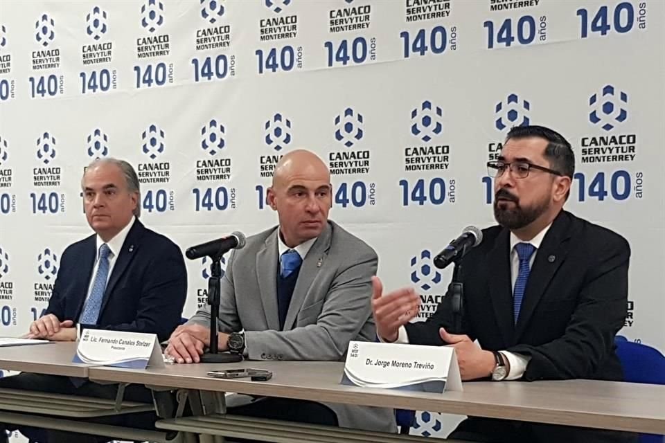 Héctor Villarreal, Fernando Canales Stelzer, director y presidente de la Canaco Monterrey, respectivamente, y Jorge Moreno, Profesor de Economía y Finanzas de la Facultad de Economía de la UANL