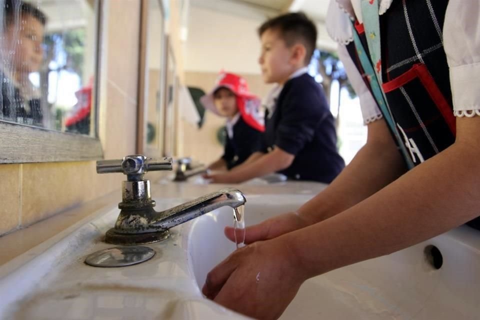 Los estudiantes ya tendrán agua en la llave de los baños, antes tenían que usar todos el líquido que estaba en una cubeta.