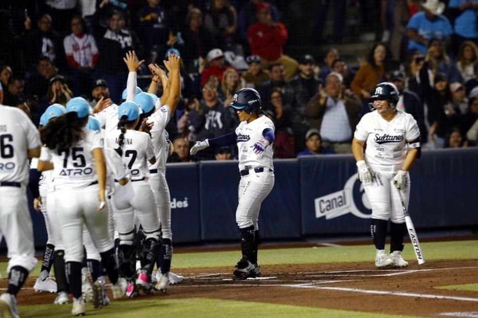 La cubana Yarianna López pegó el jonrón del triunfo para Sultanes Femenil.