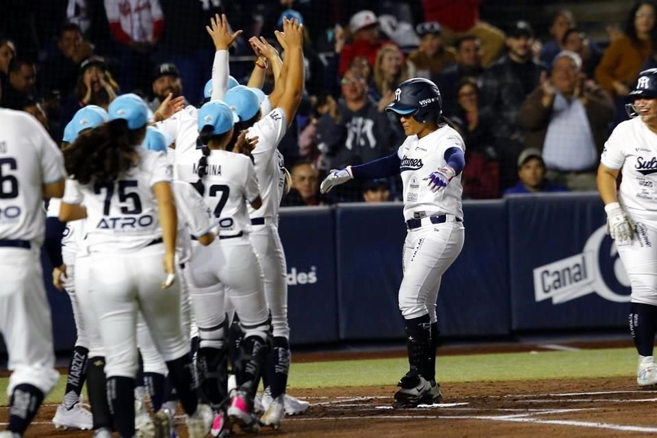La cubana Yarianna López pegó el jonrón del triunfo para Sultanes Femenil.