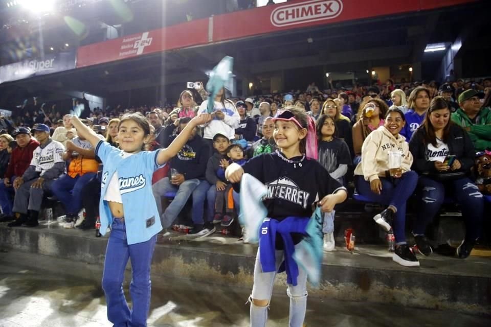 Muchas niñas se vieron en el juego inaugural del softbol mexicano.