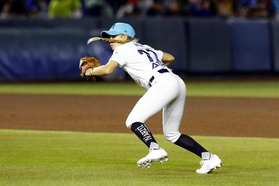Las jugadoras de Sultanes se entregaron en el campo.