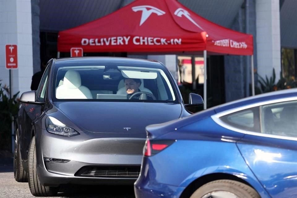 Tesla llamó a revisión a unos 200 mil vehículos en EU por un posible error en el funcionamiento de la cámara trasera cuando el auto está en marcha atrás.