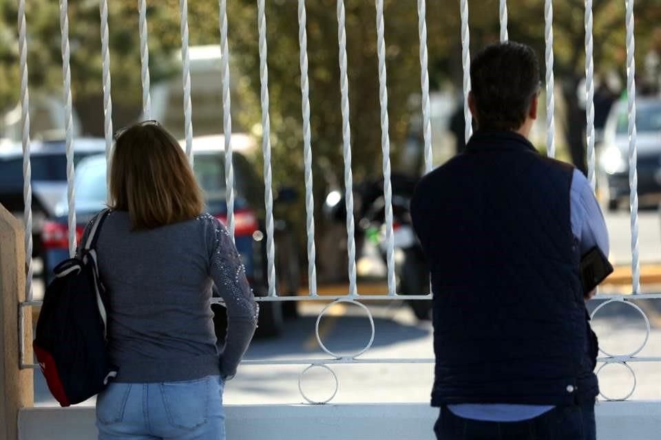 Padres de familia acudieron a las instalaciones del CIDEB al enterarse de lo sucedido.