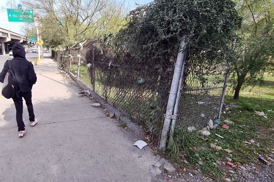 La basura que dejan los transeúntes se atora en la malla perimetral, dando mal aspecto al área y generando contaminación.