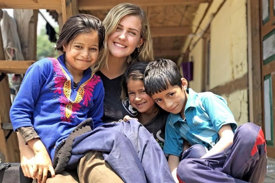Roberta convive con niños de la comunidad Syalna, en los Himalayas de la India.