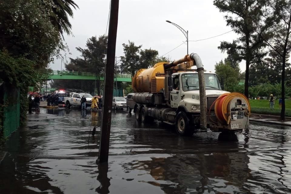 La SGIRPC, Bomberos y Sacmex laboran en distintos puntos de la CDMX para abatir inundaciones y encharcamientos.