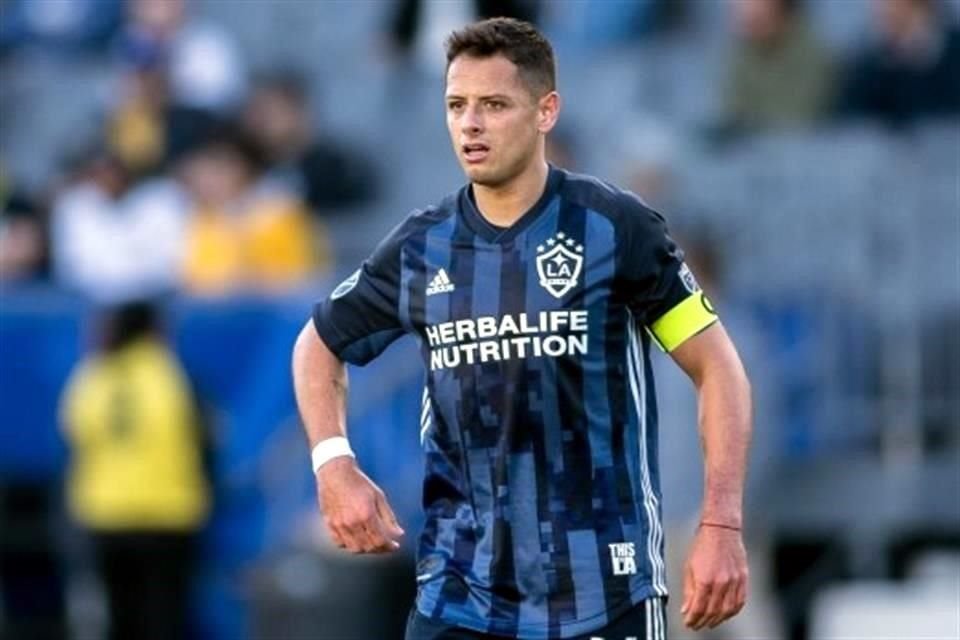 Javier Hernández se lesionó la pantorrilla.