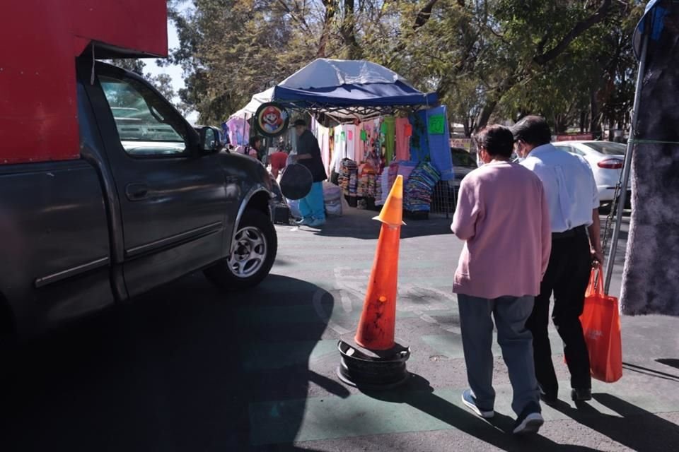 Usuarios señalaron que clientes dificultan el tránsito de bicis.