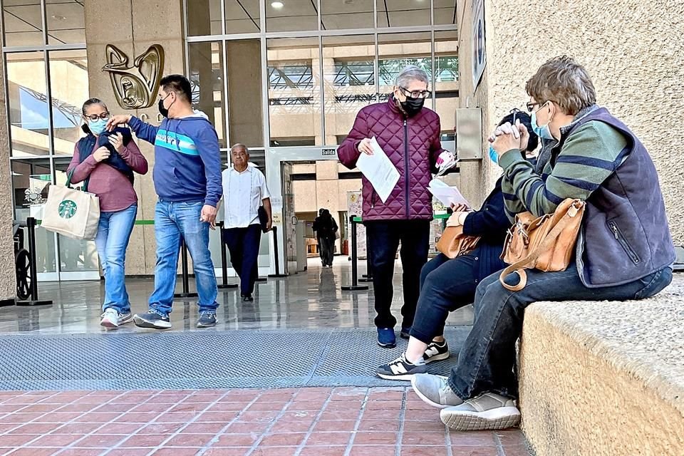 Pese a ser urgencia, decenas de pacientes con cáncer deben esperar horas para recibir sus radioterapias.