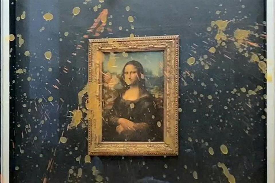 Así quedó el cuadro de la 'Mona Lisa' tras ser atacado por activistas en el Museo de Louvre.