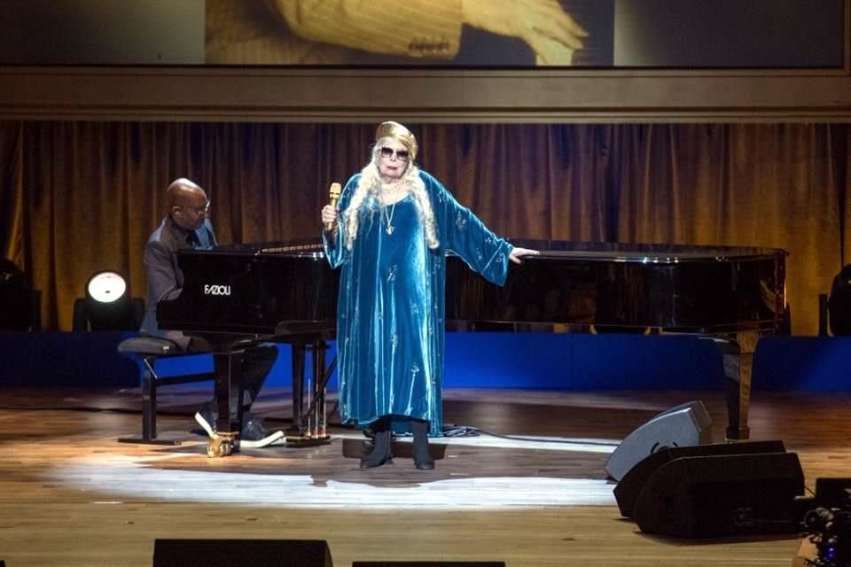 La cantautora y pintora canadiense de 80 años actuará por primera vez en la ceremonia de premiación.