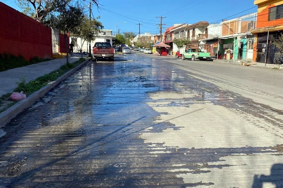 Vecinos reclamaron por las auas negras que corren por la calle Monte Escobedo a la altura de calle Zacatecas, en la Colonia Cañada Blanca.