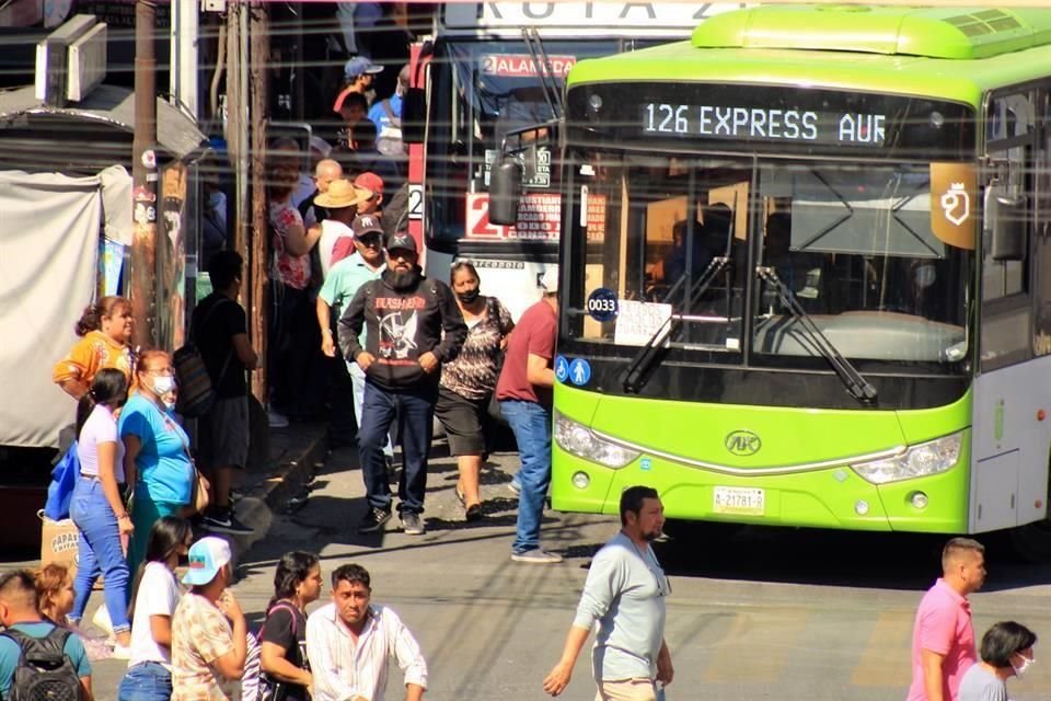 El Estado plantea fijar tarifa de camiones en 17 pesos desde enero, un alza de 41.7% en un año, alegando que costo tiene rezago de 12 años.