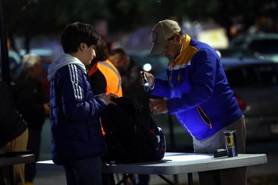 Personal de la UANL y padres de familia revisaron las mochilas.