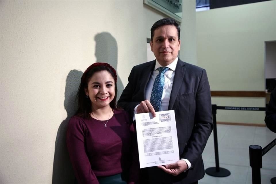 En la entrega del documento, Carlín estuvo acompañado por la Diputada local de Movimiento Ciudadano, Iraís Reyes.