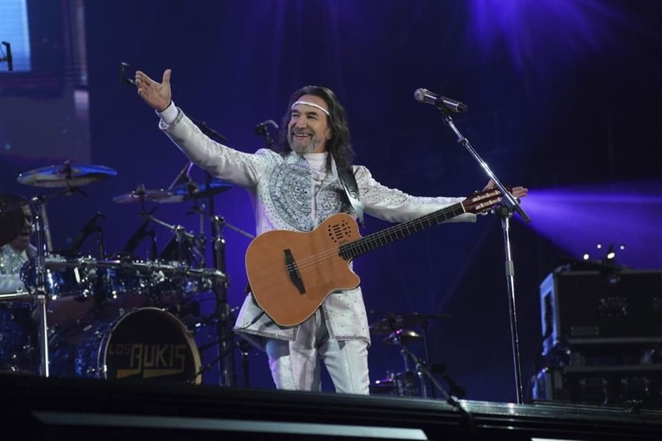 La banda liderada por Marco Antonio Solís ofrecerá 15 conciertos en Las Vegas.