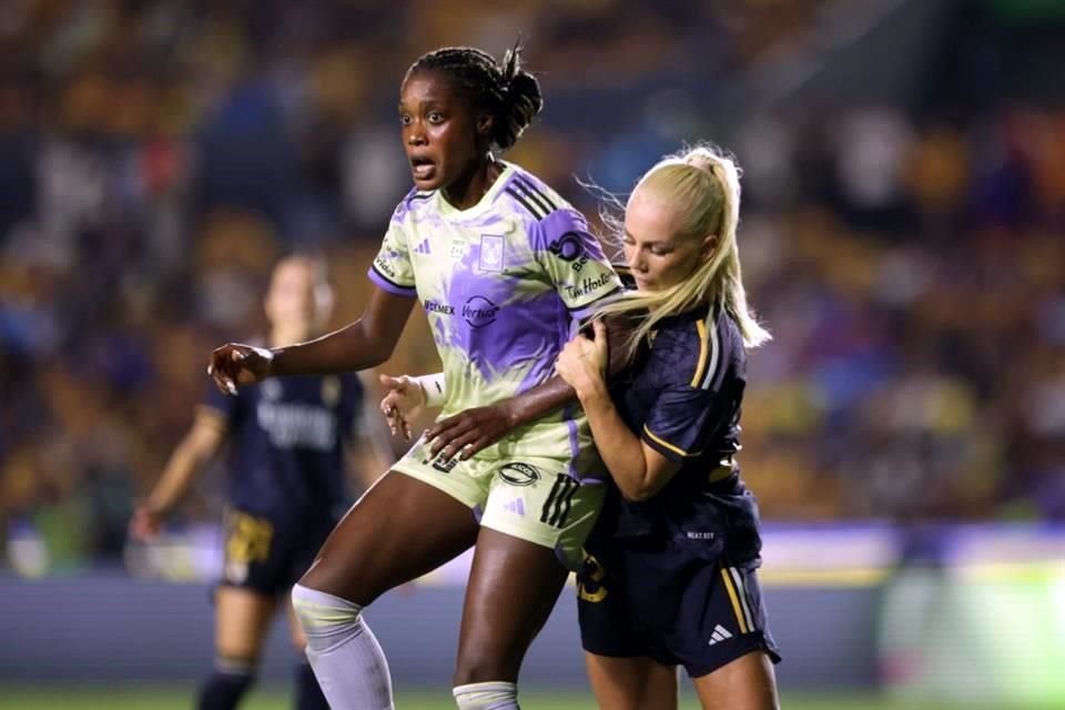 Evelyn Ijeh no logró anotar ni un solo gol con la camiseta de Tigres Femenil.