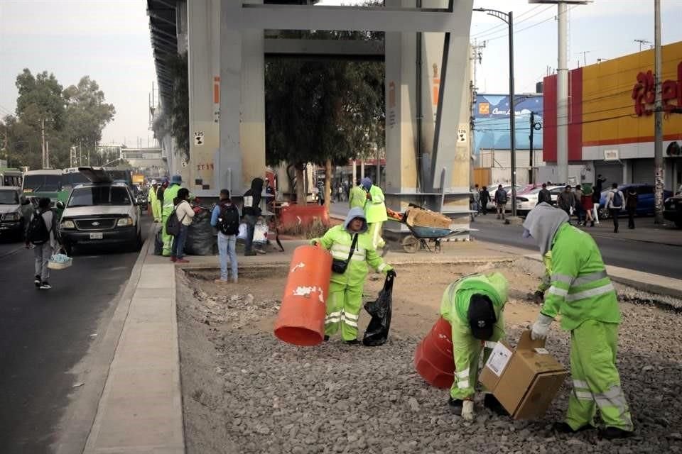 Trabajadores del Gobierno de la Ciudad alistaban los últimos detalles de limpieza en la parte baja del tramo elevado.