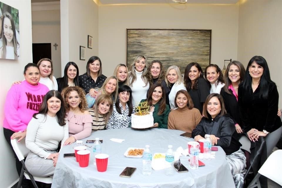 Con una reunión entre amigas de la colonia Anáhuac, Sonia Flores de Dávila recibió los 57 años de vida.