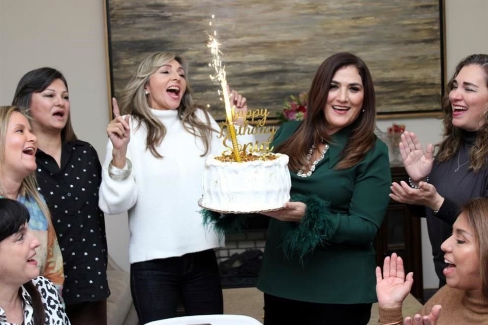 Con una reunión entre amigas de la colonia Anáhuac, Sonia Flores de Dávila recibió los 57 años de vida.