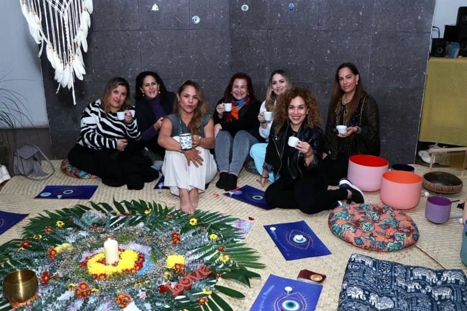 Claudia Gutiérrez Martínez con un grupo de amigas