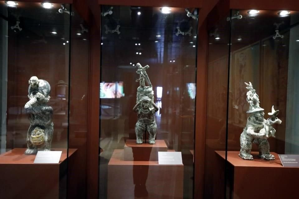 Para las cerámicas se usaron materiales como resina y figuras de plomo.